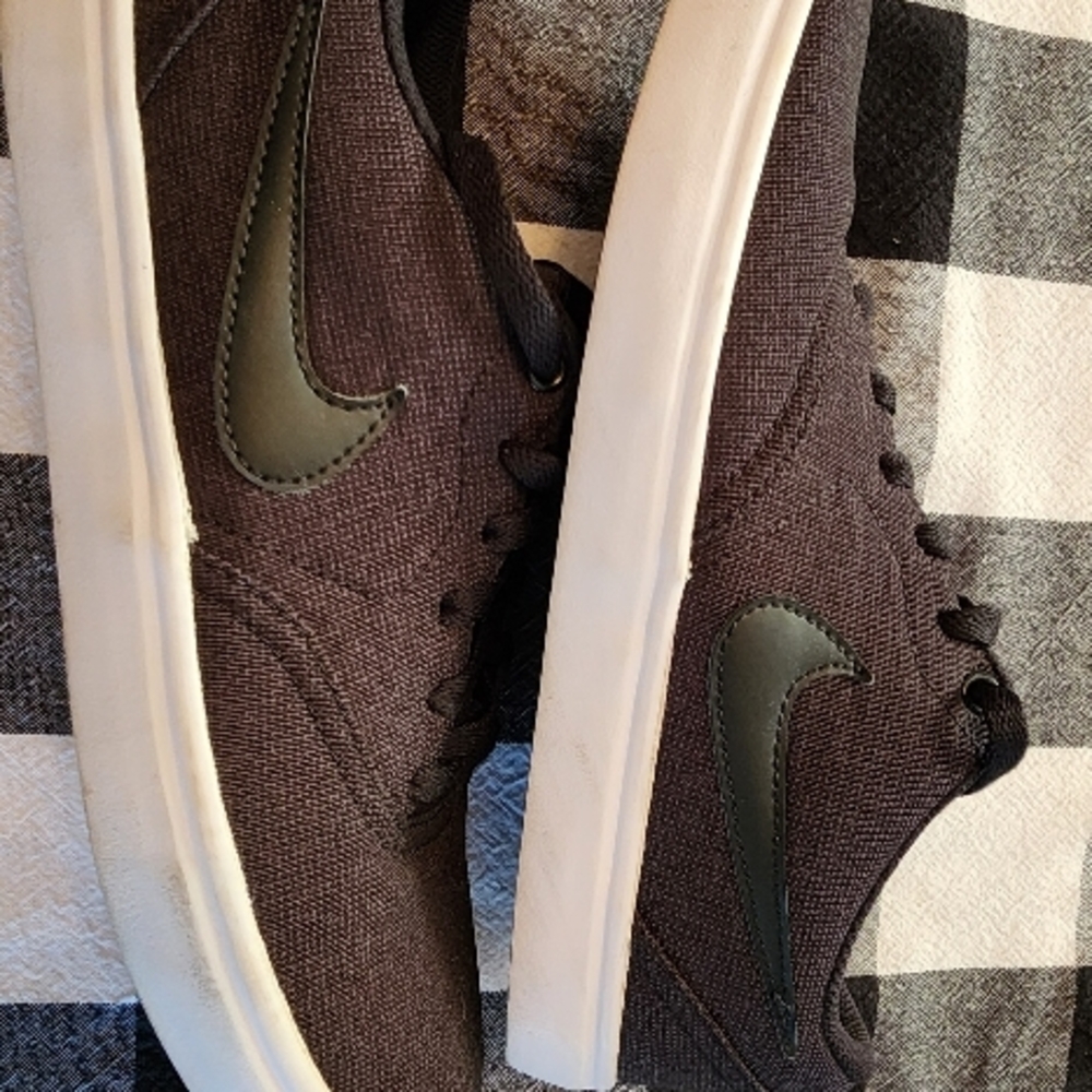 Nike Men's Black SB Charge Canvas Skate Shoes